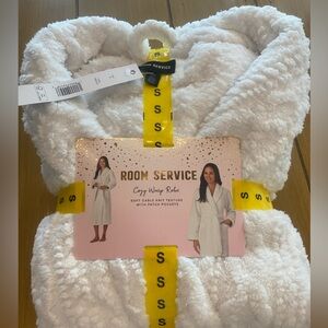 Women’s White Long Plush Robe Belt Pockets New size small by Room Service